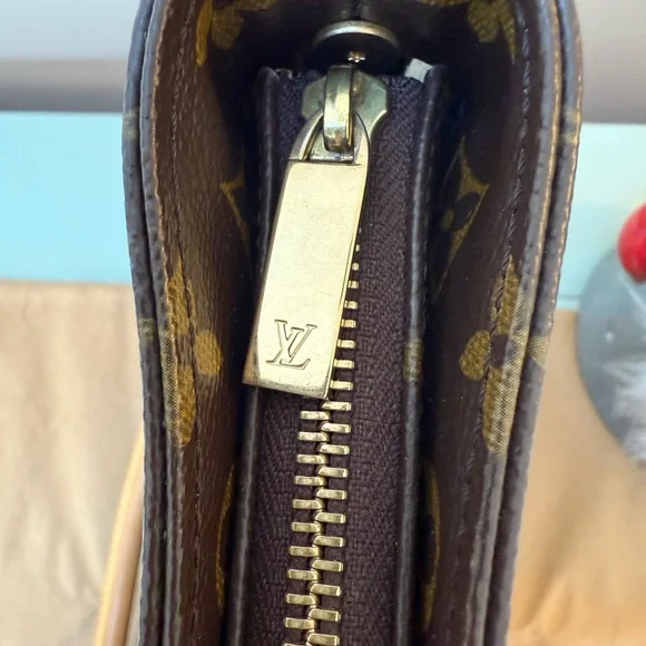 Like New- Louis Vuitton Looping GM - Picture 3 of 15